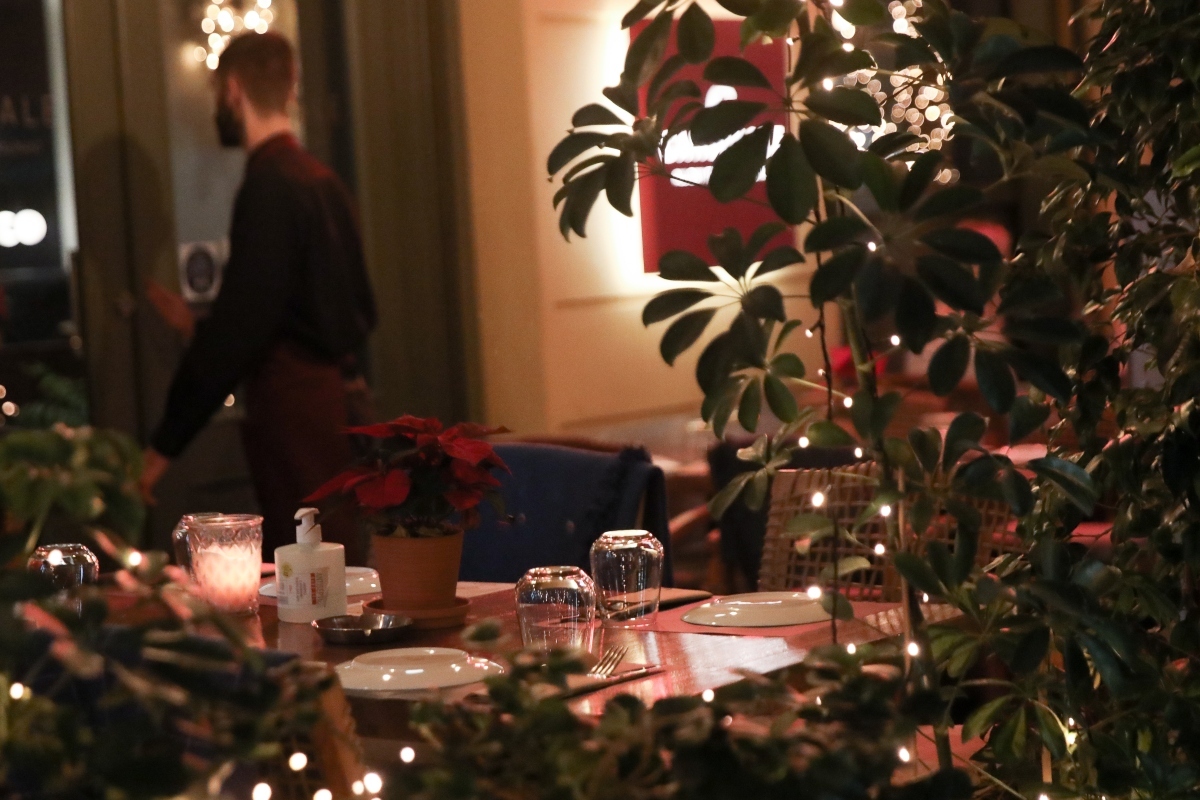 Κορονοϊός: Στη μέγγενη των νέων μέτρων η εστίαση – Σκληραίνουν λόγω της μετάλλαξης Όμικρον [βίντεο]