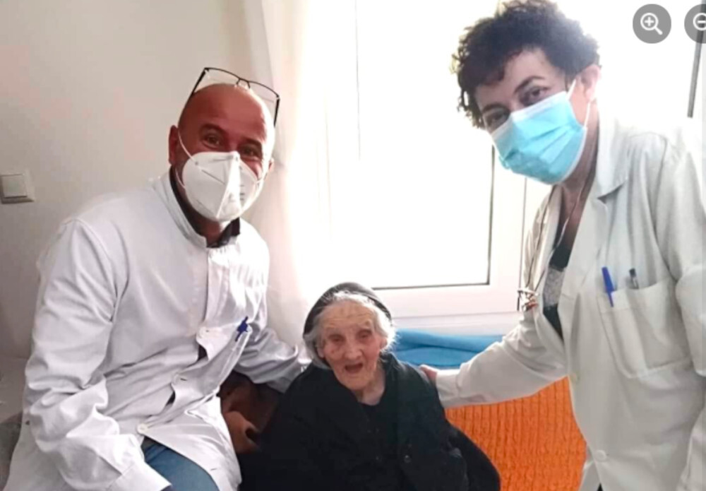 γιαγιά εμβόλιο