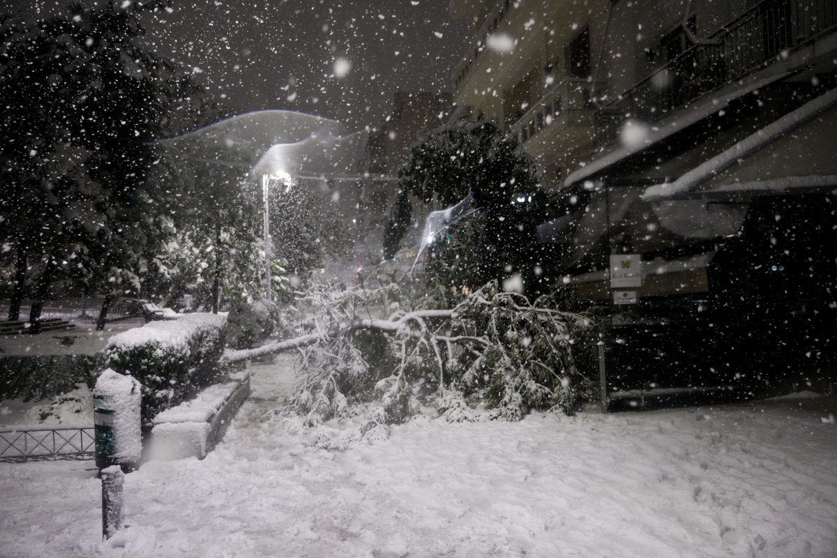 Κακοκαιρία «Ελπίδα» - Σοκαριστική καταγγελία: «Είμαστε 36 ώρες χωρίς ρεύμα, έχουμε μωρό παιδί και ηλικιωμένη – Ανάβουμε κεριά για να ζεστάθουμε» [βίντεο]