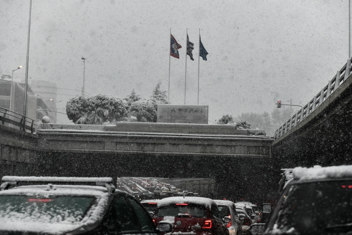 Κακοκαιρία «Ελπίδα»: Έκλεισε και η Κατεχάκη – «Πάγωσε» η κυκλοφορία στους δρόμους της Αθήνας