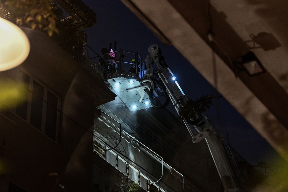 Τραγωδία στο Κολωνάκι: Μια ηλικιωμένη νεκρή από φωτιά σε διαμέρισμα [εικόνες]