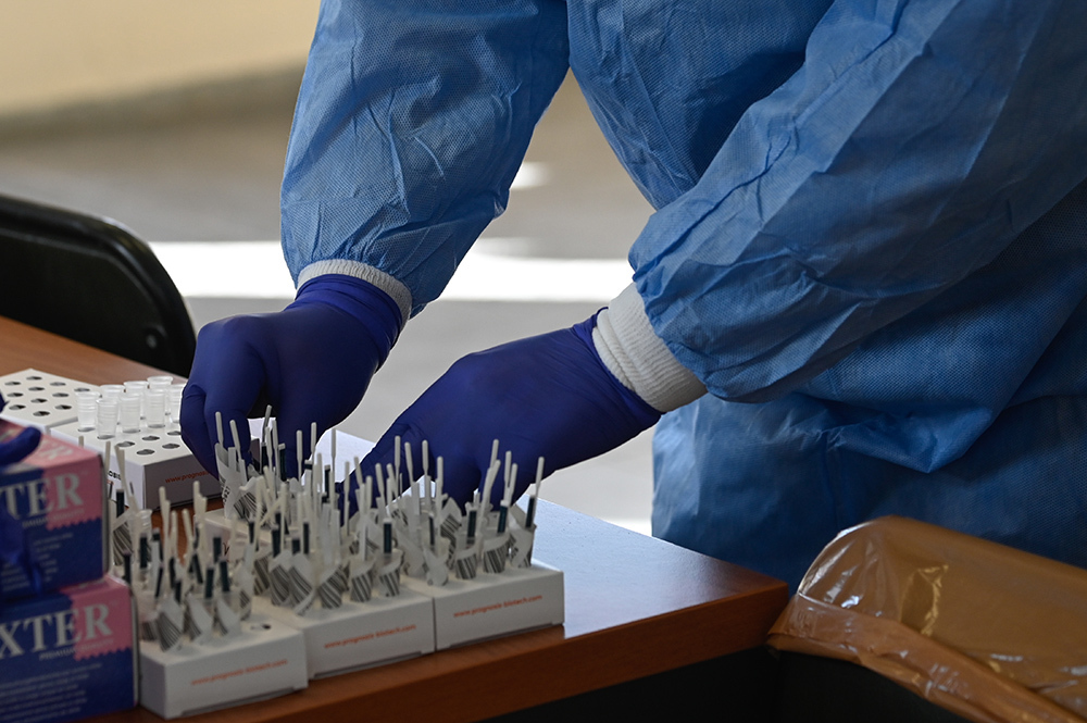 εθελοντές Όμικρον Κορονοϊός κρούσματα κρούσματα