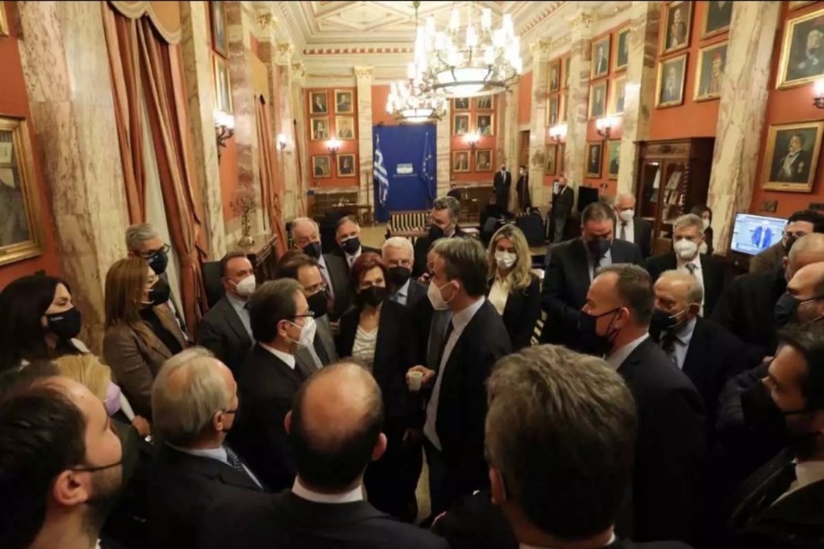 Πρόταση μομφής: «Πηγαδάκι» για τους βουλευτές της Ν.Δ παρουσία του πρωθυπουργού – Τι είπε στο εντευκτήριο της Βουλής