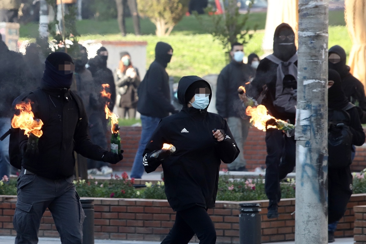Θεσσαλονίκη: Τουλάχιστον 20 προσαγωγές αντιεξουσιαστών – «Βροχή» οι μολότοφ στην Καμάρα