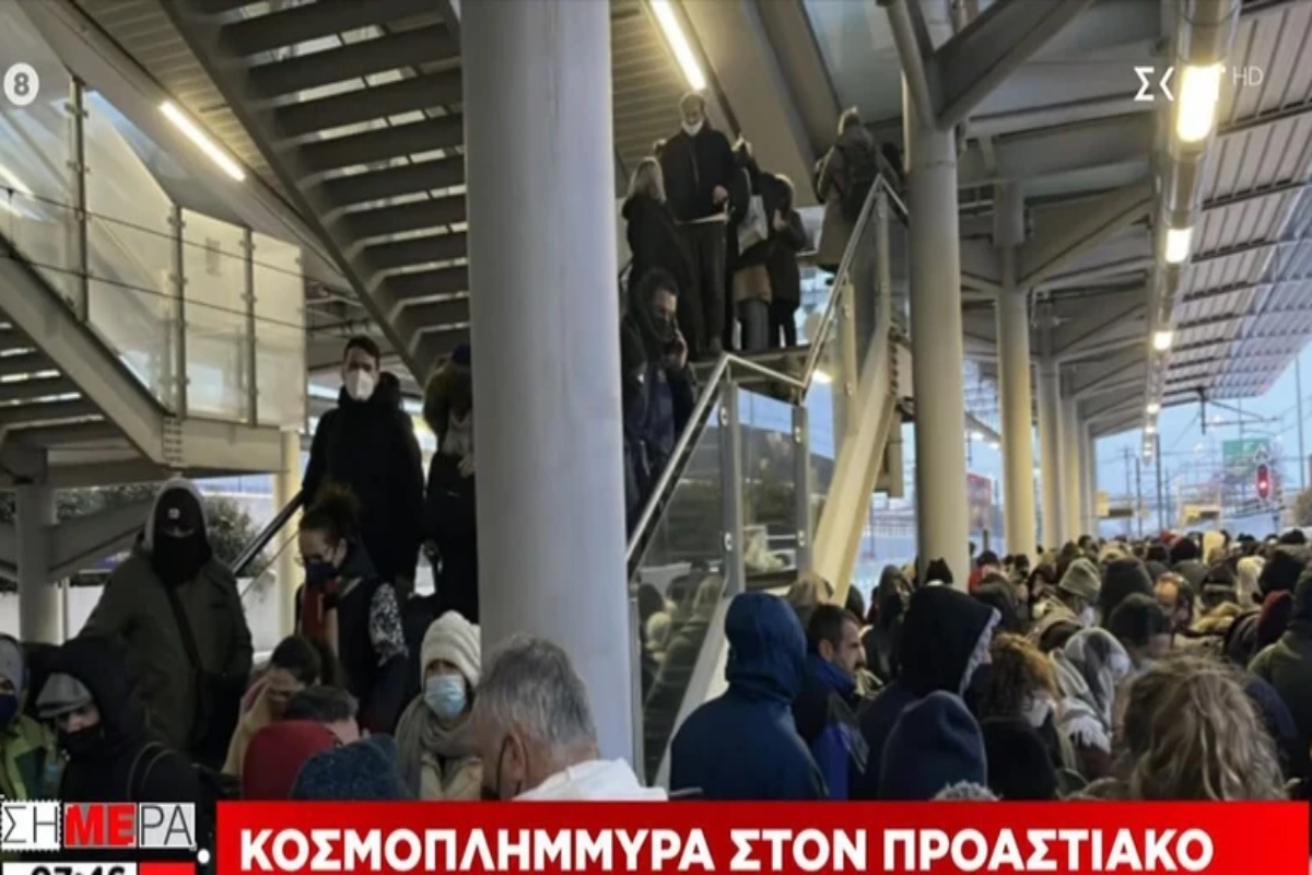 Κακοκαιρία «Ελπίδα» - Αττική Οδός: Ντροπιαστικές εικόνες στον Προαστιακό – Αγανακτισμένοι επιβάτες προσπαθούν να φύγουν