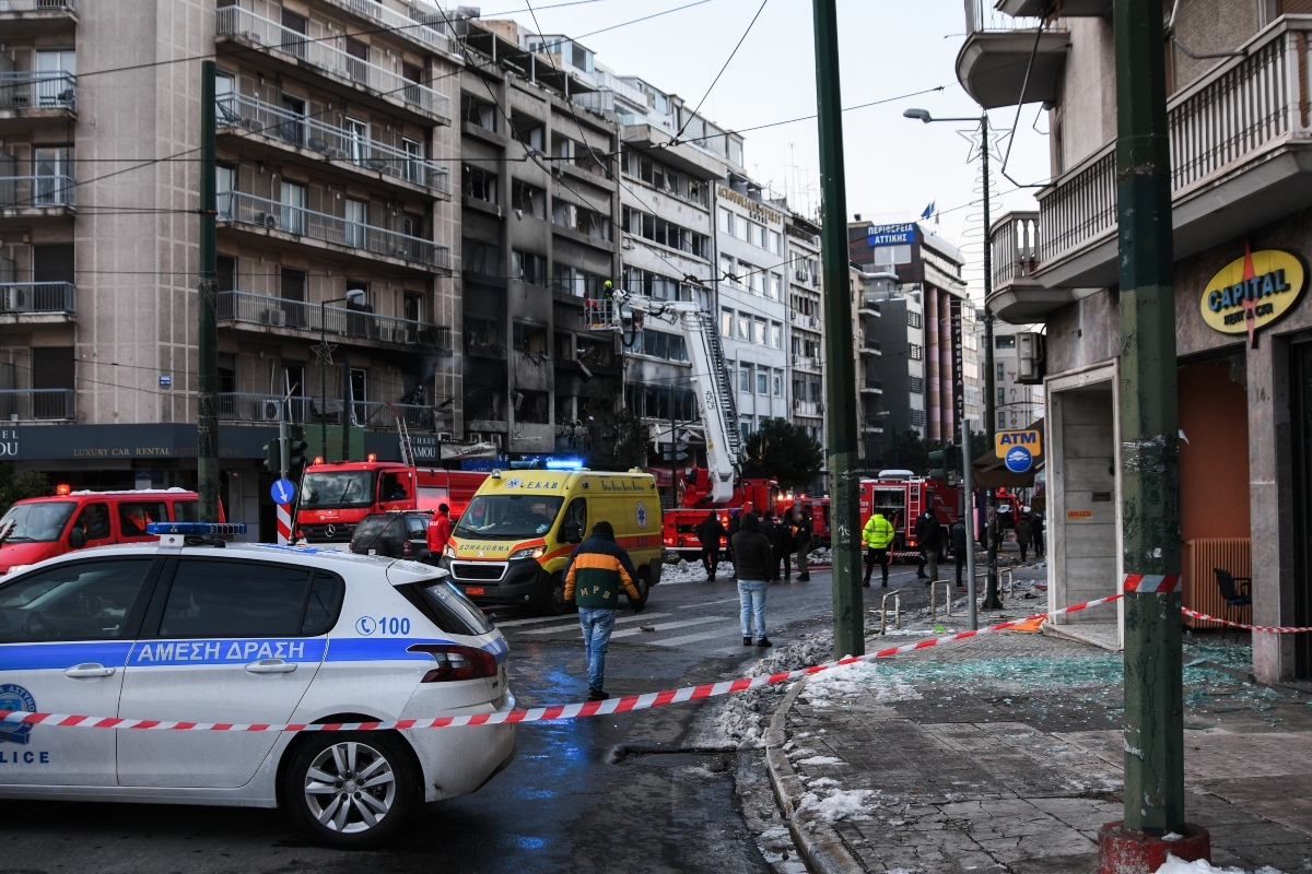 Σκηνικό αποκάλυψης στη Συγγρού: Σε τι κατάσταση βρίσκεται ο τραυματίας – Διαρροή φυσικού αερίου η πιθανότερη αιτία