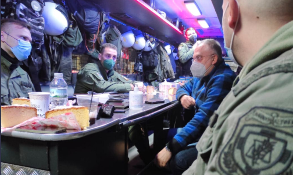 Τάκης Θεοδωρικάκος: Συνάντησε αστυνομικούς των ΜΑΤ στα Άνω Λιόσια