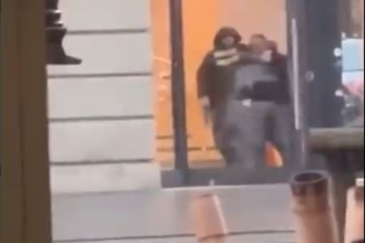 Συναγερμός στο Άμστερνταμ: Σε εξέλιξη ομηρία σε κατάστημα της Apple – Τα πρώτα πλάνα [βίντεο]