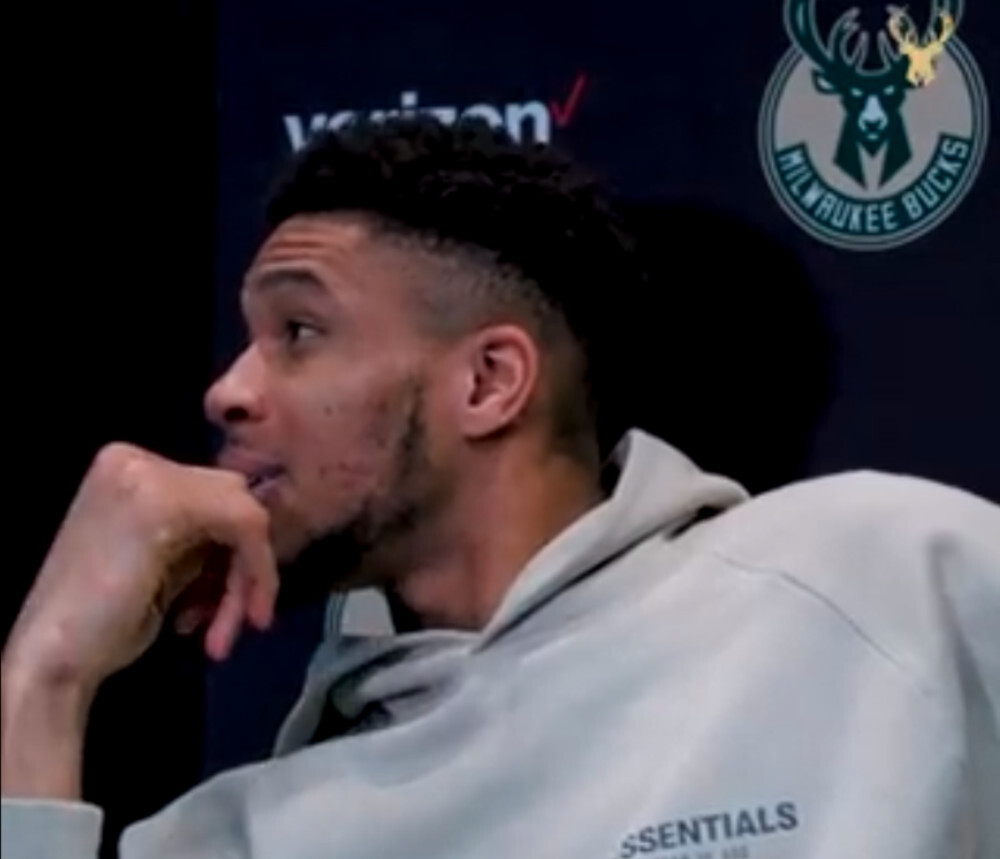 Ο Αντετοκούνμπο «ξαναχτύπησε» με κρύο ανέκδοτο και έφυγε τρέχοντας από τους δημοσιογράφους [βίντεο]