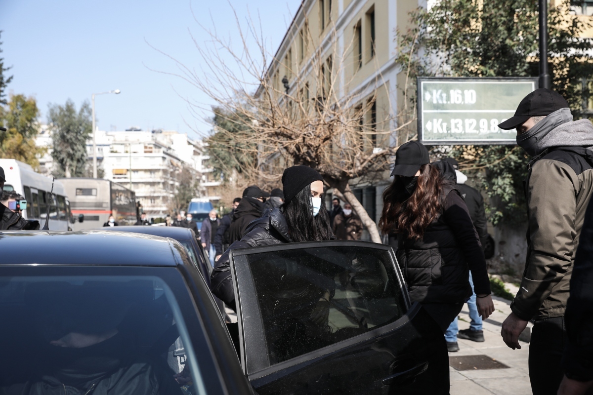 Δολοφονία στην Κυψέλη: Στα δικαστήρια η μητέρα του 7χρονου και ο πρώην σύντροφός της – Αποδοκιμάστηκαν έντονα από το πλήθος