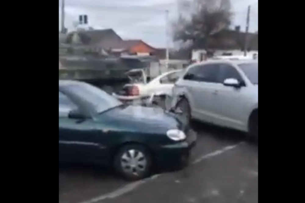 Πόλεμος στην Ουκρανία: Τανκ περνάει πάνω από αυτοκίνητα [βίντεο]