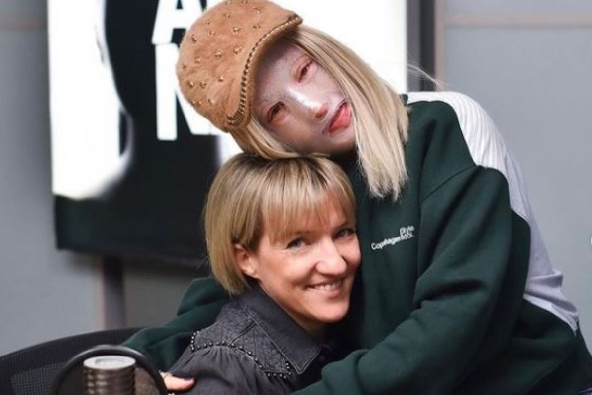 Ιωάννα Παλιοσπύρου: Αγκαλιά με τη μάνα της δολοφονημένης Γαρυφαλλιάς – «Σε ευχαριστούμε για τη δύναμη που μας δίνεις»