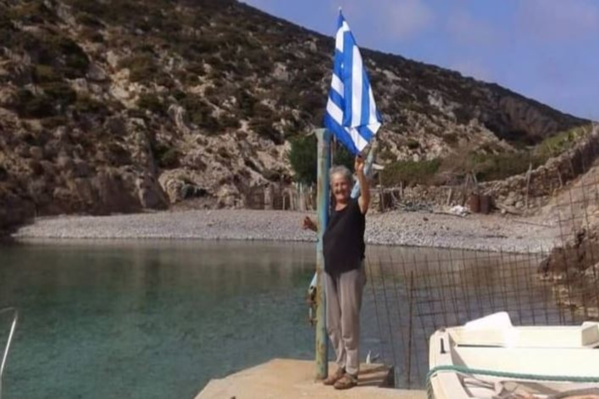 Κυρά Ρηνιώ: Η μοναδική κάτοικος της Κινάρου έγινε τραγούδι – «Φυλάσσει Θερμοπύλες» από το 2013