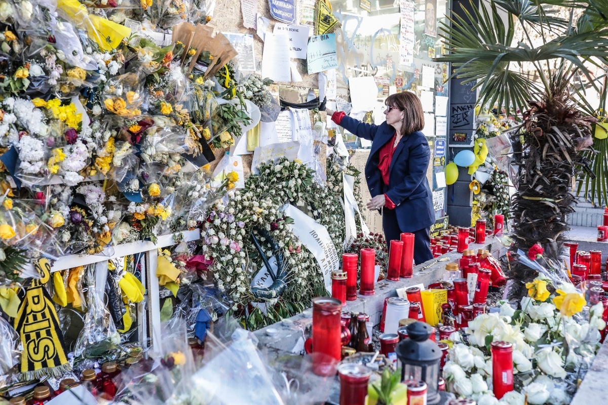 Δολοφονία Άλκη: Ένα λουλούδι από την Κατερίνα Σακελλαροπούλου στο σημείο που έπεσε νεκρός ο 19χρονος