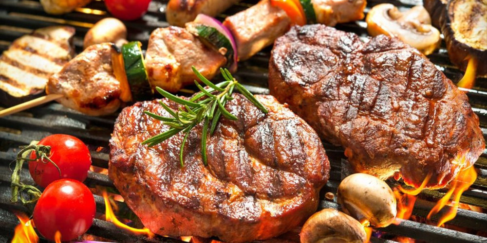 Τσικνοπέμπτη: Οι καλύτερες συνταγές και τα μυστικά του τέλειου ψησίματος από τον Πέτρο Συρίγο