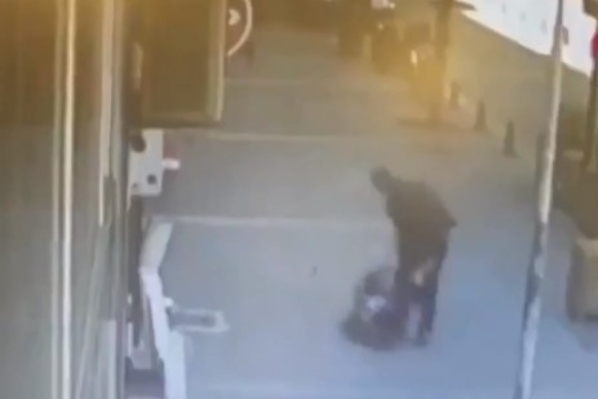 Τουρκία: Σοκάρει το βίντεο από τον ξυλοδαρμό γυναίκας στη μέση του δρόμου [βίντεο]