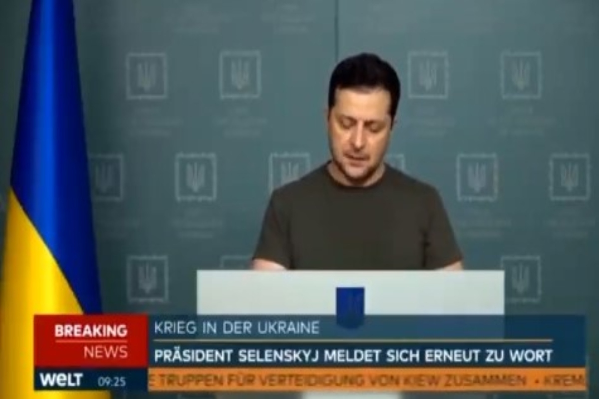 Πόλεμος στην Ουκρανία: Ξέσπασε σε λυγμούς η μεταφράστρια του Ζελένσκι την ώρα του διαγγέλματος – Δείτε το βίντεο