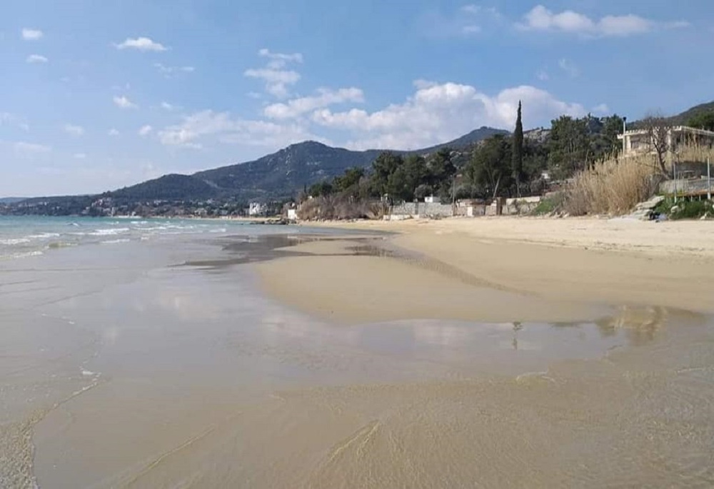 Καβάλα: H θάλασσα υποχώρησε ακόμη και 30 μέτρα από την ακτή – Δείτε γιατί