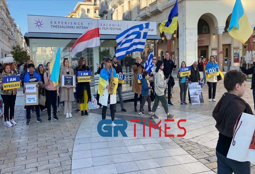 Θεσσαλονίκη: Ουκρανοί τραγουδούν τον «Ύμνο εις την ελευθερίαν» στην πλατεία Αριστοτέλους