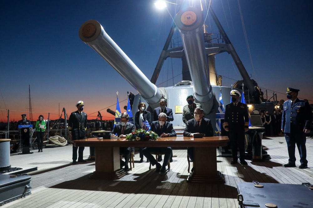 Στο Θωρηκτό Αβέρωφ μπήκαν οι υπογραφές για την προμήθεια των φρεγατών Belh@rra και των επιπλέον Rafale