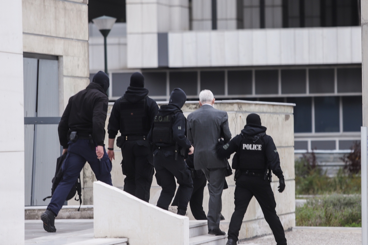 Πέτρος Φιλιππίδης: Έφυγαν από το δικαστήριο Παπούλια, Δροσάκη και Μπουρδούμης – Η στιγμή της «φυγάδευσης» του κατηγορούμενου