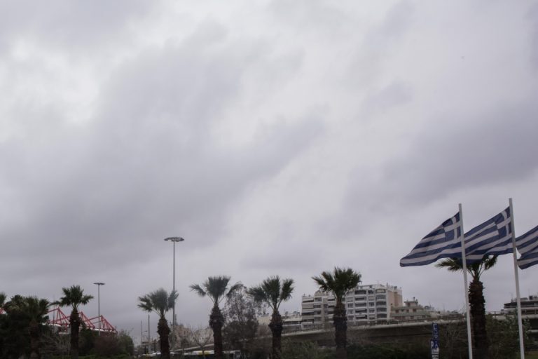 Καιρός: Δεν φεύγει η αφρικανική σκόνη – Νέα «πτώση» της θερμοκρασίας