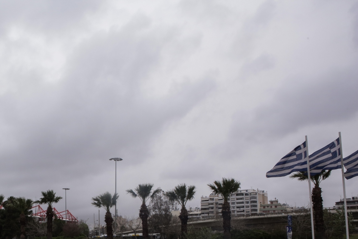 Καιρός: Δεν φεύγει η αφρικανική σκόνη – Νέα «πτώση» της θερμοκρασίας