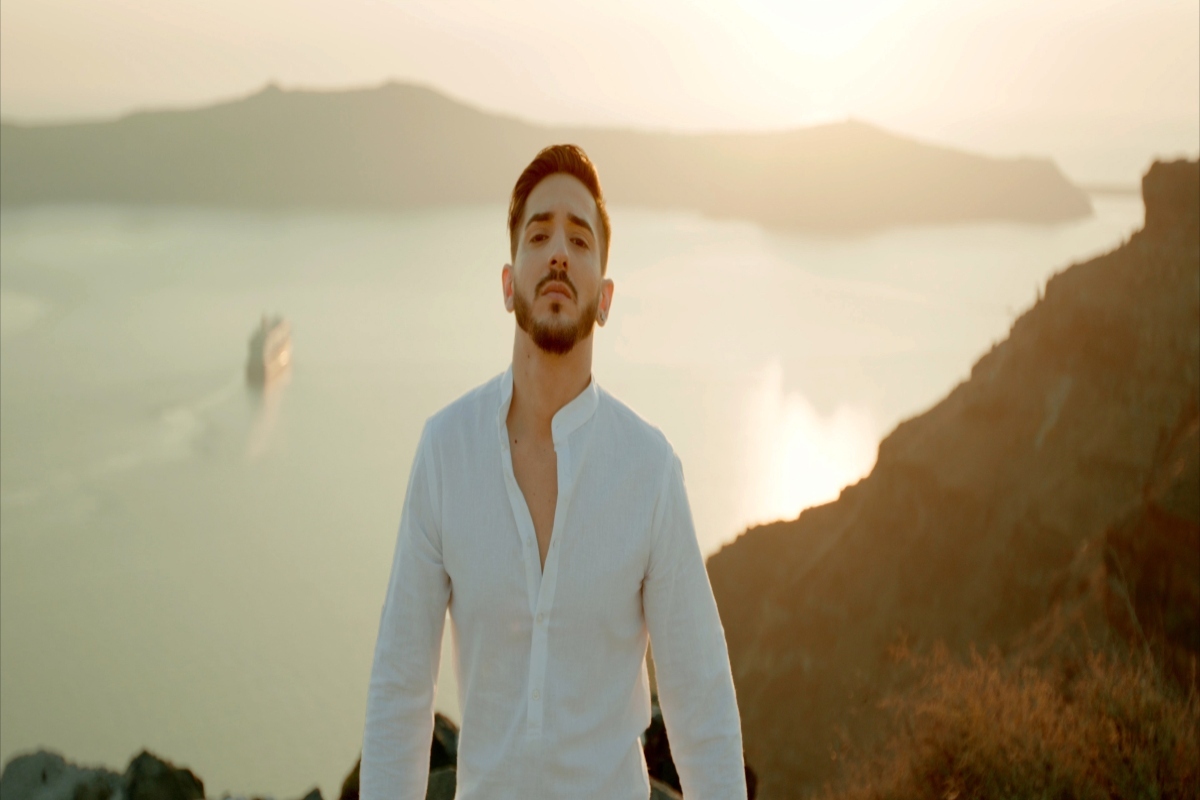 Χάρης Καραμολέγκος: Τραγούδι-ηφαίστειο… αγάπης για τη Σαντορίνη [βίντεο]