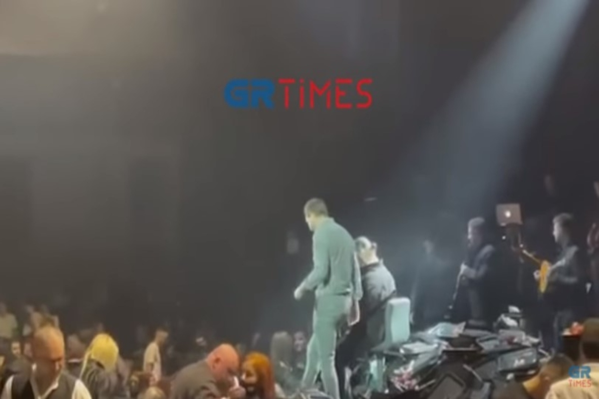 Βασίλης Καρράς: Η πρόταση γάμου που στην πίστα και η επική ατάκα του τραγουδιστή