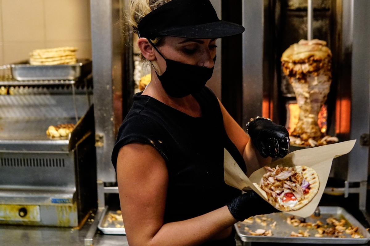 Ακρίβεια: Θα ξεχάσουμε και το παραδοσιακό σουβλάκι – Εκτοξεύτηκε στα 4 ευρώ η τιμή του [βίντεο]