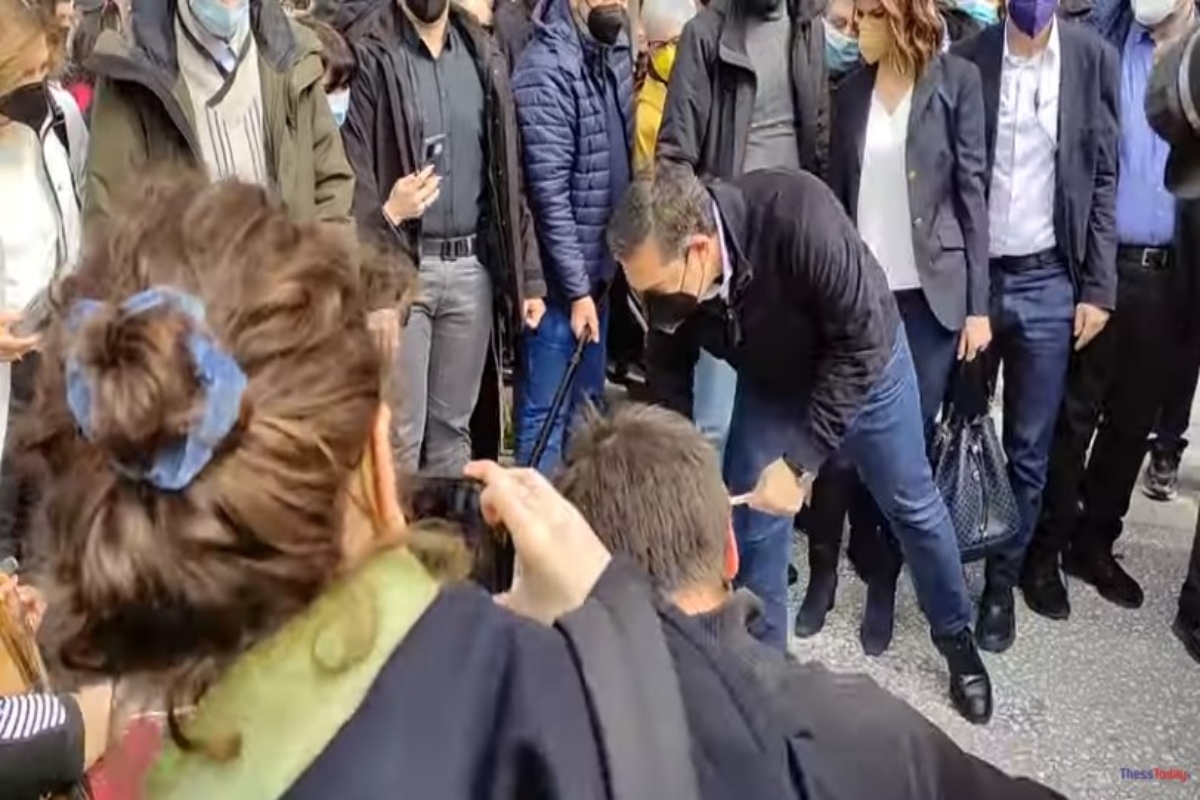 Τσίπρας: Η στιγμή που δίνει χρήματα σε μουσικούς του δρόμου στην Καλαμαριά [βίντεο]