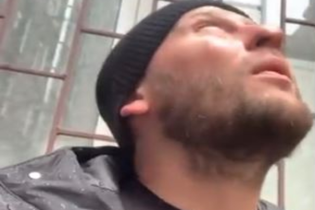 Πόλεμος Ουκρανία Ρωσία: Η στιγμή που σου κόβεται η αναπνοή – Βόμβα «σφυρίζει» και «καρφώνεται» δίπλα σε Ουκρανό εθελοντή ενώ τραβάει βίντεο