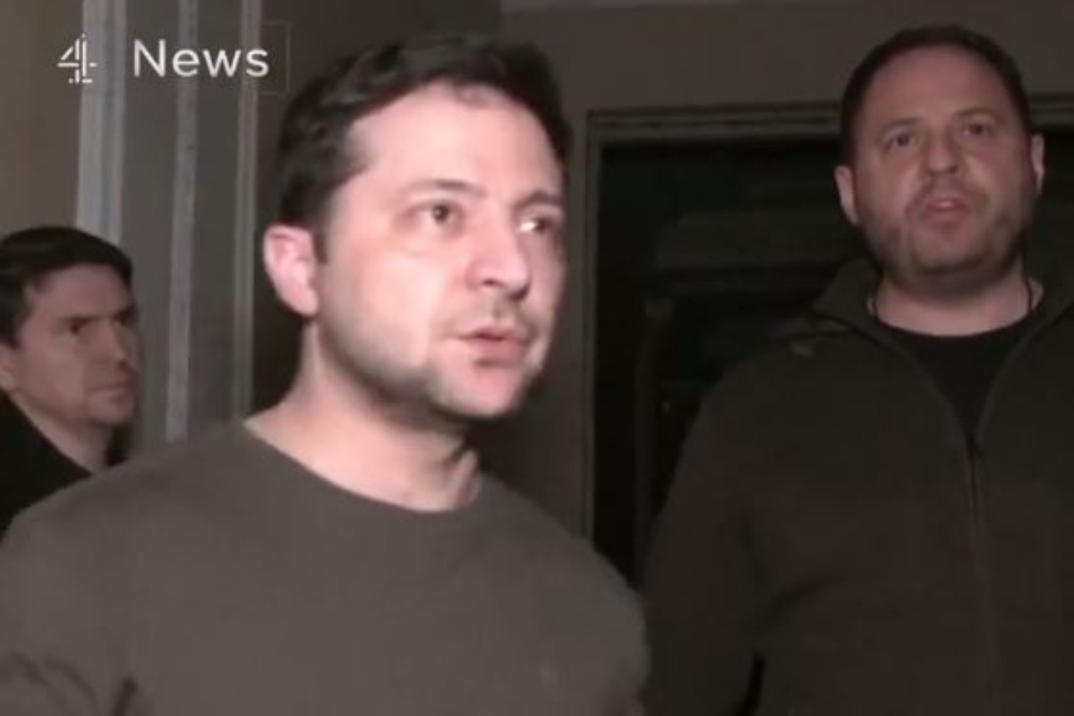 Πόλεμος Ουκρανία – Ρωσία: Σαστισμένος ο Ζελένσκι - Η στιγμή που μαθαίνει ότι οι Ρώσοι βομβαρδίζουν τον πύργο στο Κίεβο, «αυτή είναι η Ρωσία» [βίντεο]