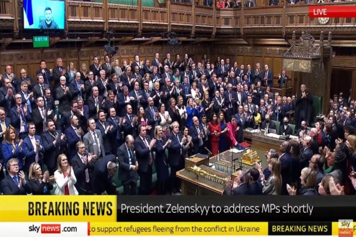 Πόλεμος στην Ουκρανία: Σήκωσε τη γροθιά του και καταχειροκροτήθηκε από το βρετανικό Κοινοβούλιο ο Ζελένσκι [βίντεο]