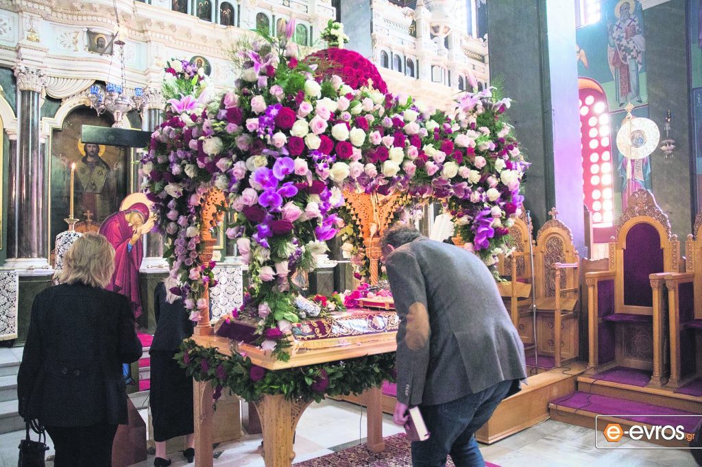 Επιτάφιος με εισαγόμενα και πανάκριβα γαρίφαλα