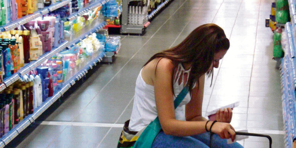 Έρευνα: 7 στους 10 Ελληνες κόβουν και τα… απαραίτητα