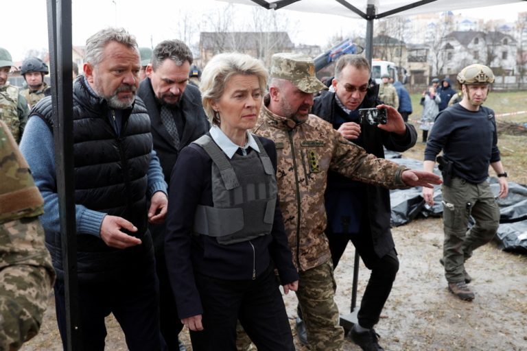 Πόλεμος στην Ουκρανία: Με αλεξίσφαιρο στην Μπούκα η φον ντερ Λάιεν