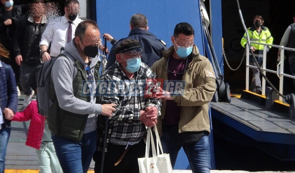 Δολοφονία στην Τήνο: Με έντονες αποδοκιμασίες υποδέχτηκαν στη Σύρο τον 93χρονο δράστη