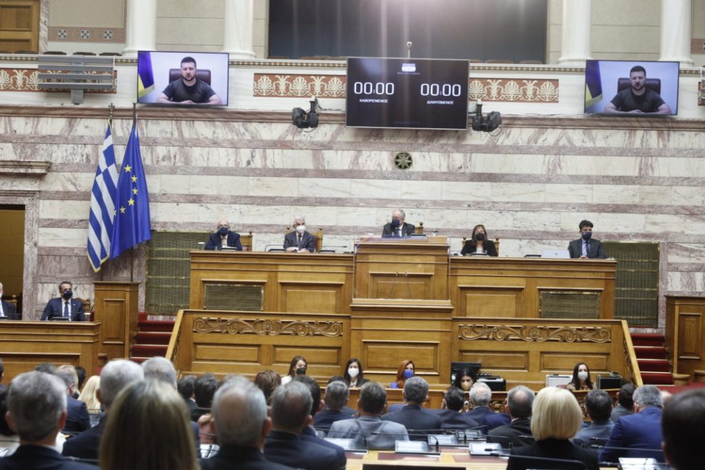 Ζελένσκι στην ελληνική Βουλή: Και εμείς λέμε το δικό μας Ελευθερία ή Θάνατος – Να μην γίνει η Μαριούπολη, Θερμοπύλες [βίντεο]