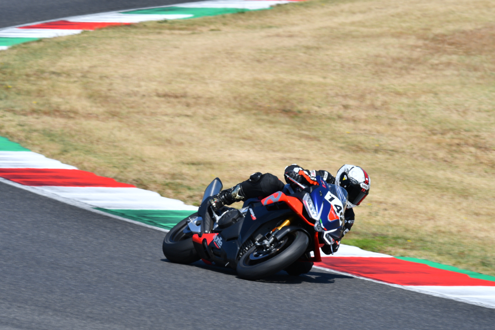 Aprilia RSV4 1100 Factory: Από την πίστα, για την πίστα