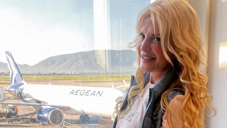 Μαρίνα Πατούλη: Φανερά αδυνατισμένη με σορτσάκι στη Μύκονο