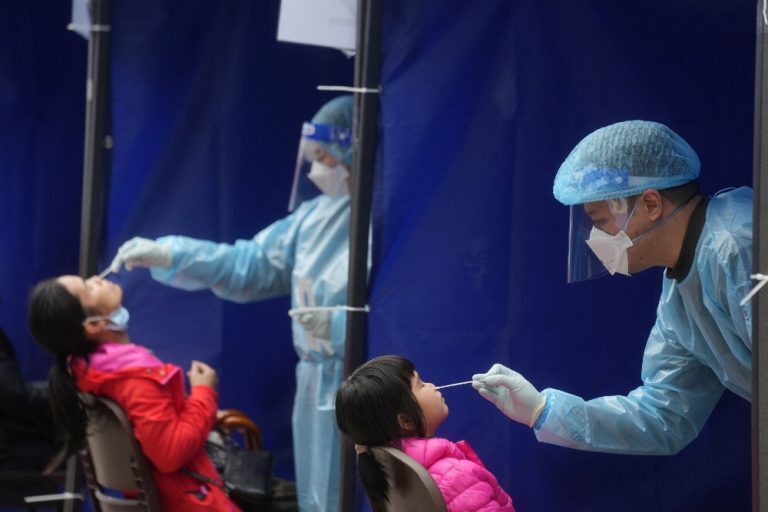 Ο καθηγητής Yanzhong Huang μιλάει στον «Ε.Τ.»: Το επόμενο κύμα επιδημίας μπορεί να είναι στο δρόμο