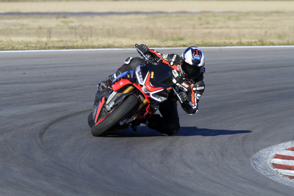Οδηγούμε την Aprilia Tuono V4 Factory 1100 στην πίστα των Σερρών