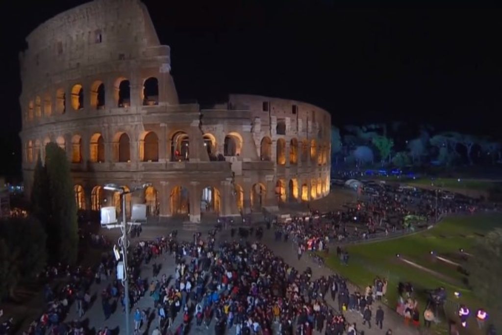 Δείτε LIVE: Η Μεγάλη Παρασκευή των Καθολικών και ο Δρόμος του Σταυρού στο Κολοσσαίο [βίντεο]