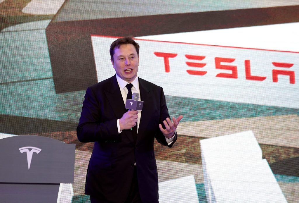 Ο Ίλον Μασκ αγοράζει μετοχές της Tesla αξίας 1 δισ. δολαρίων