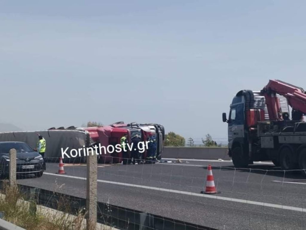 Ανατροπή νταλίκας στην Αθηνών-Κορίνθου στο ύψος της Κινέτας