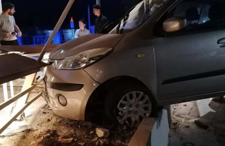 Κρήτη: Αυτοκίνητο… προσγειώθηκε σε κρεπερί – Δύο τραυματίες