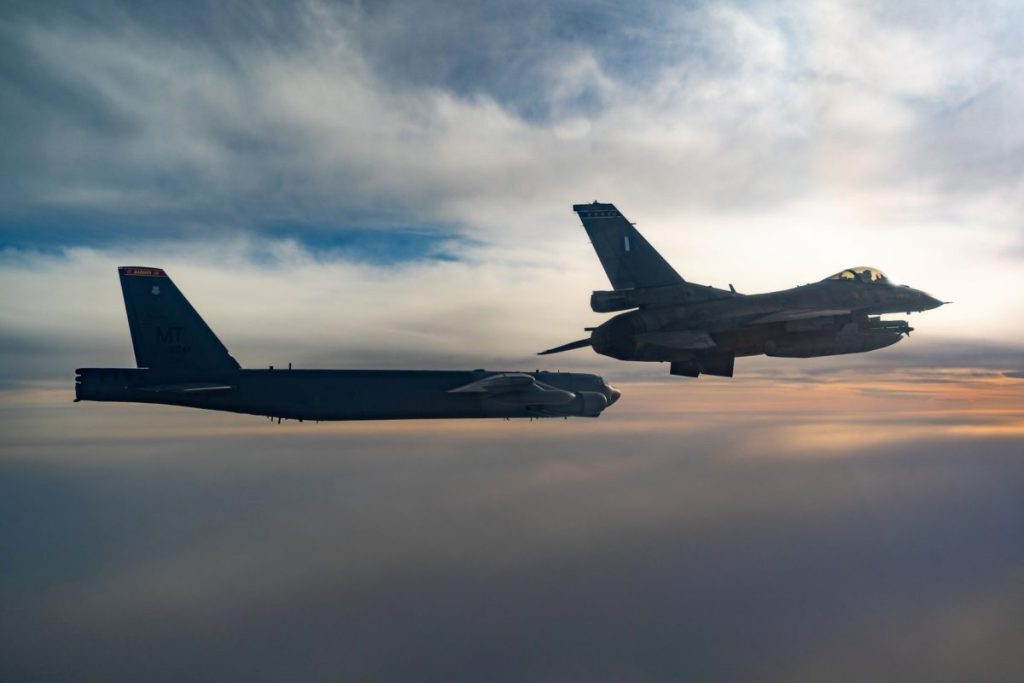 Ελληνικά μαχητικά F-16 και F-4 «αναχαίτισαν» αμερικανικά βομβαρδιστικά – Εντυπωσιακές εικόνες στο FI