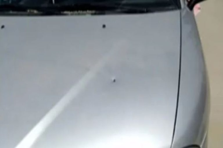 Ερέτρια: Σφαίρες «καρφώθηκαν» στο καπό του αυτοκινήτου – Τρομοκρατημένα τα παιδιά του οδηγού