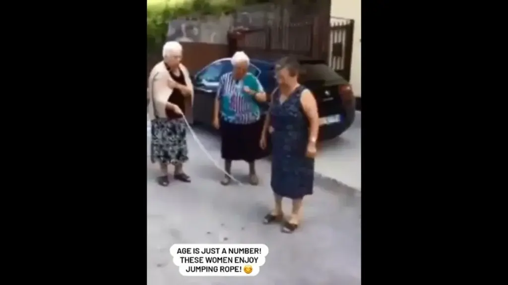 Τα viral της ημέρας: Γιαγιάδες κάνουν σχοινάκι σαν μικρά παιδιά και σκορπούν τη χαρά [βίντεο]